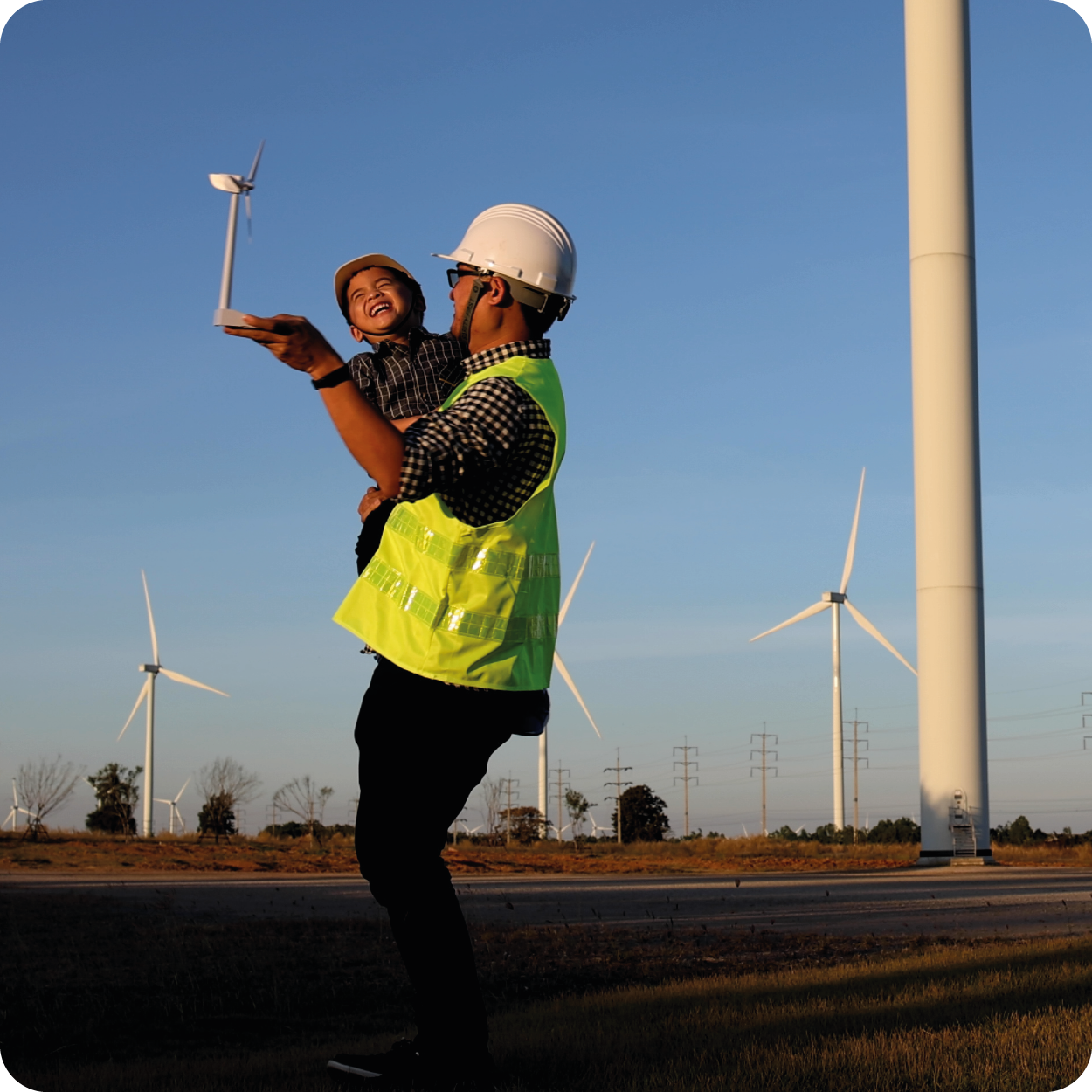 再生可能エネルギーの未来、風力発電所モデルで遊ぶ陸上風力発電所の父と息子、ersg 再生可能エネルギー人材紹介会社に採用