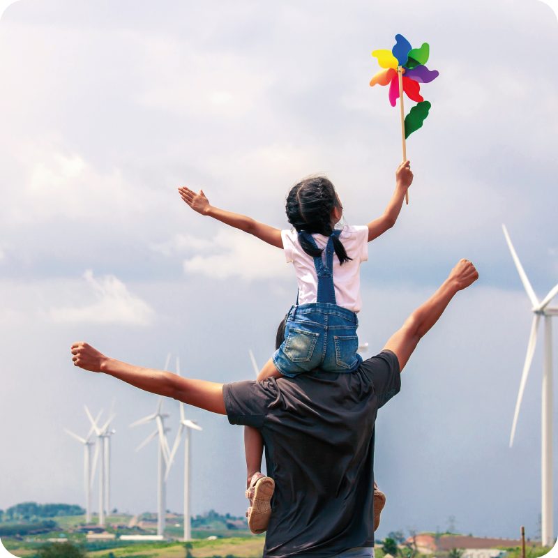 Die Zukunft der erneuerbaren Energie, Tochter auf Vaters Schultern im Windpark ersg