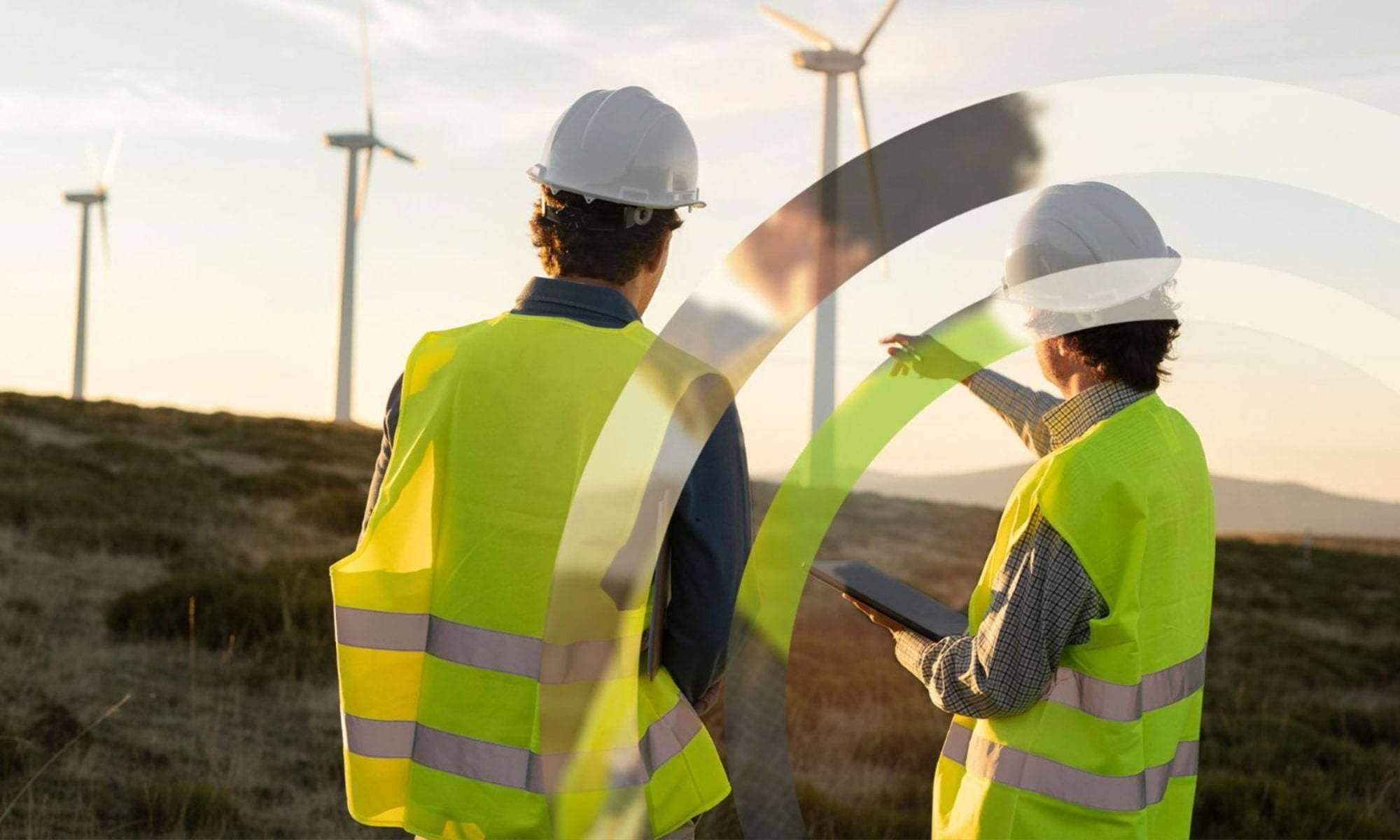 Onshore-Windpark zwei männliche Windtechniker in Gelb Warnschutz und Schutzhelm Erneuerbare-Energien-Agentur ersg